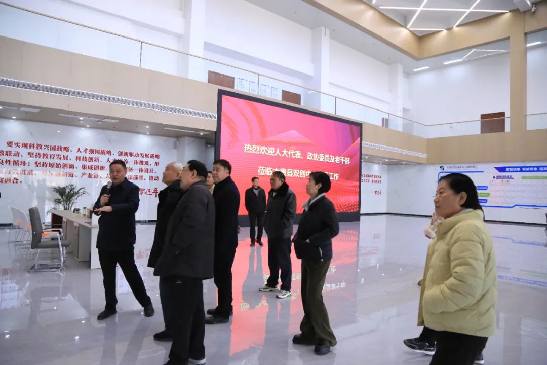 太康縣人大代表、政協(xié)委員及老干部蒞臨四通鍋爐創(chuàng)新中心