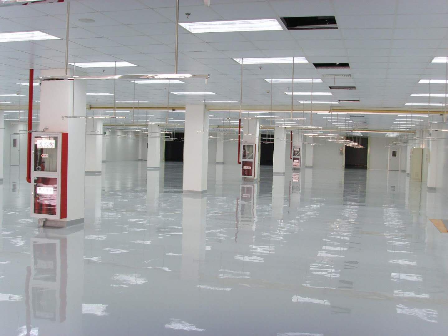 Clean room engineering in electronic factory dust-free workshop